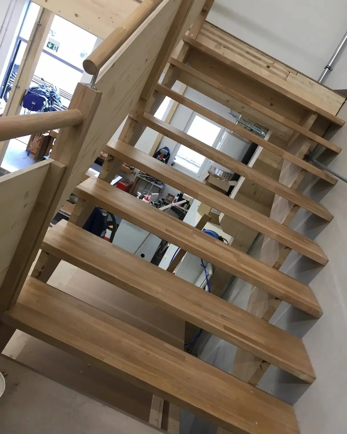 Escalier en bois avec palier et garde-corps sur mesure à Genève