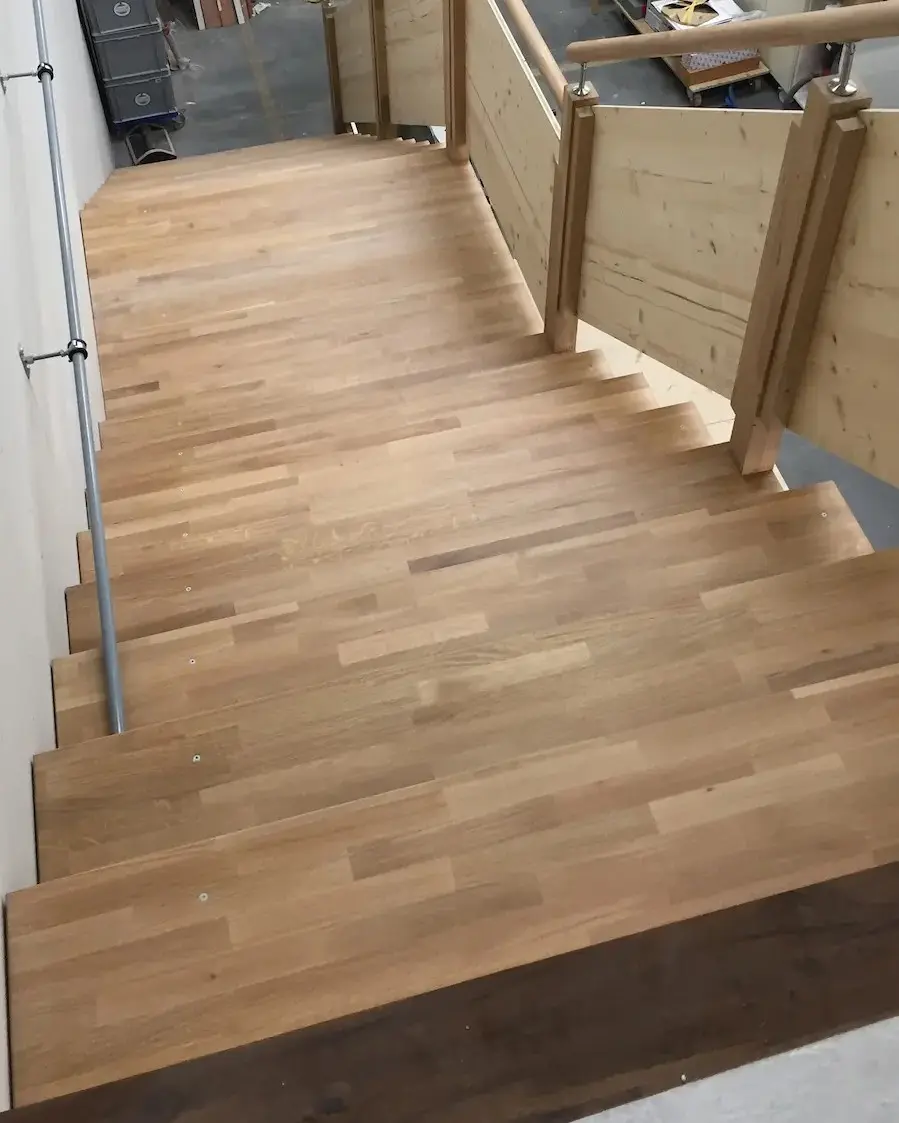 Escalier en bois sur mesure réalisé par Chessex Menuiserie à Genève