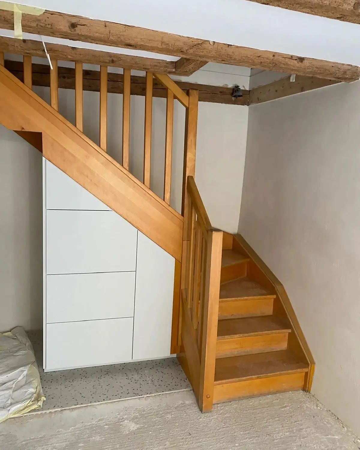 Escalier en bois avec rangement sur mesure réalisé par Chessex Menuiserie à Genève