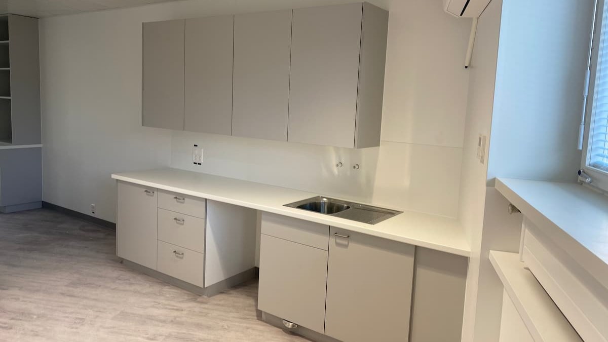 Kitchenette sur mesure réalisée par Menuiserie Chessex à Genève