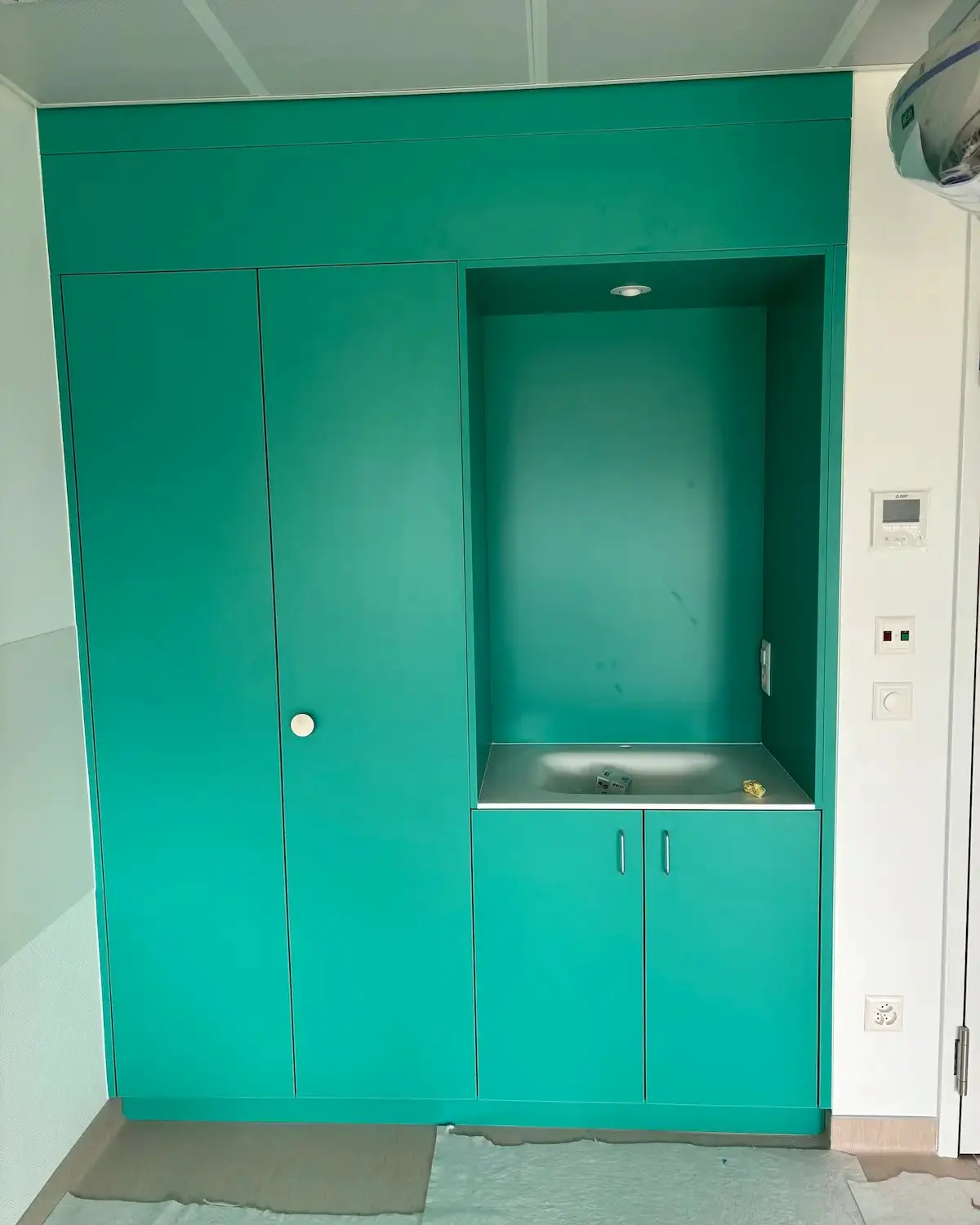 Meuble vert sur mesure avec niche réalisé par Menuiserie Chessex à Genève