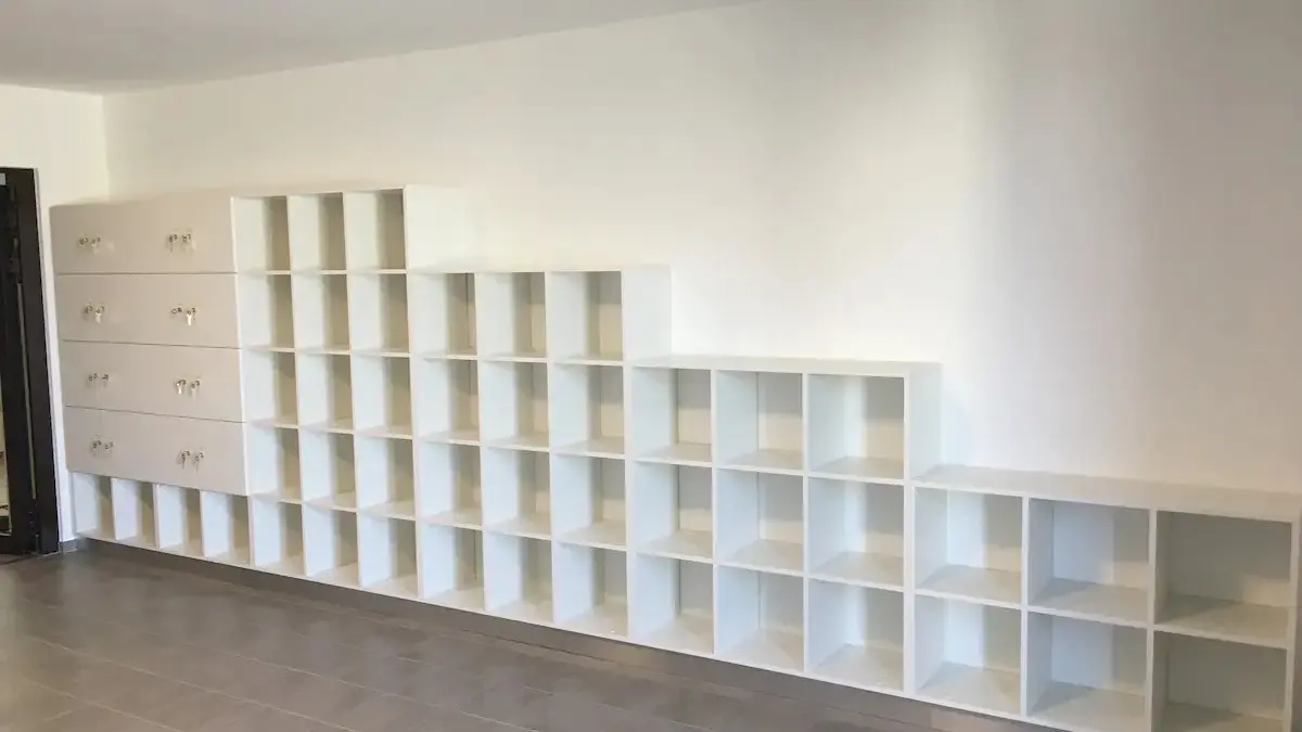 Meuble de rangement blanc sur mesure réalisé par Menuiserie Chessex à Genève